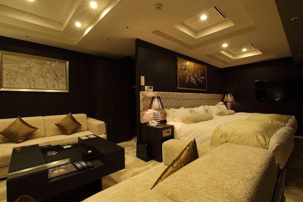 スイートルーム 禁煙 (クイーンベッド2台) -最上階-<大人5名様よりソファーベッドをご用意> 客室2 | センチュリオン ホテル グランド 赤坂