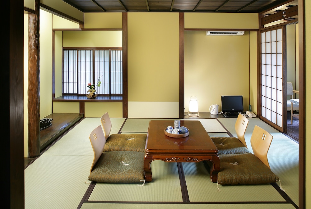 和室 デラックスルーム ガーデンビュー 禁煙 客室内のダイニングエリア1 | 松葉家旅館