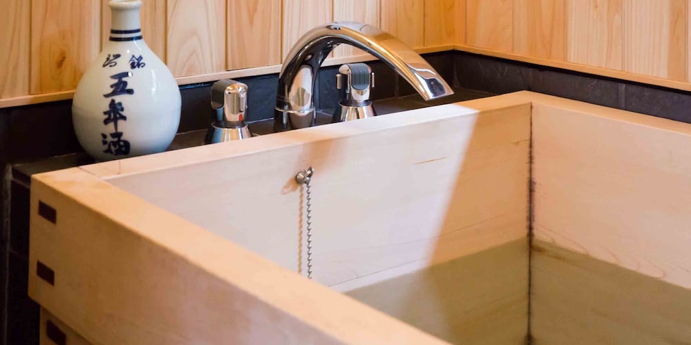 町屋（ヒノキ風呂付き） バスルーム2 | 祇園金瓢