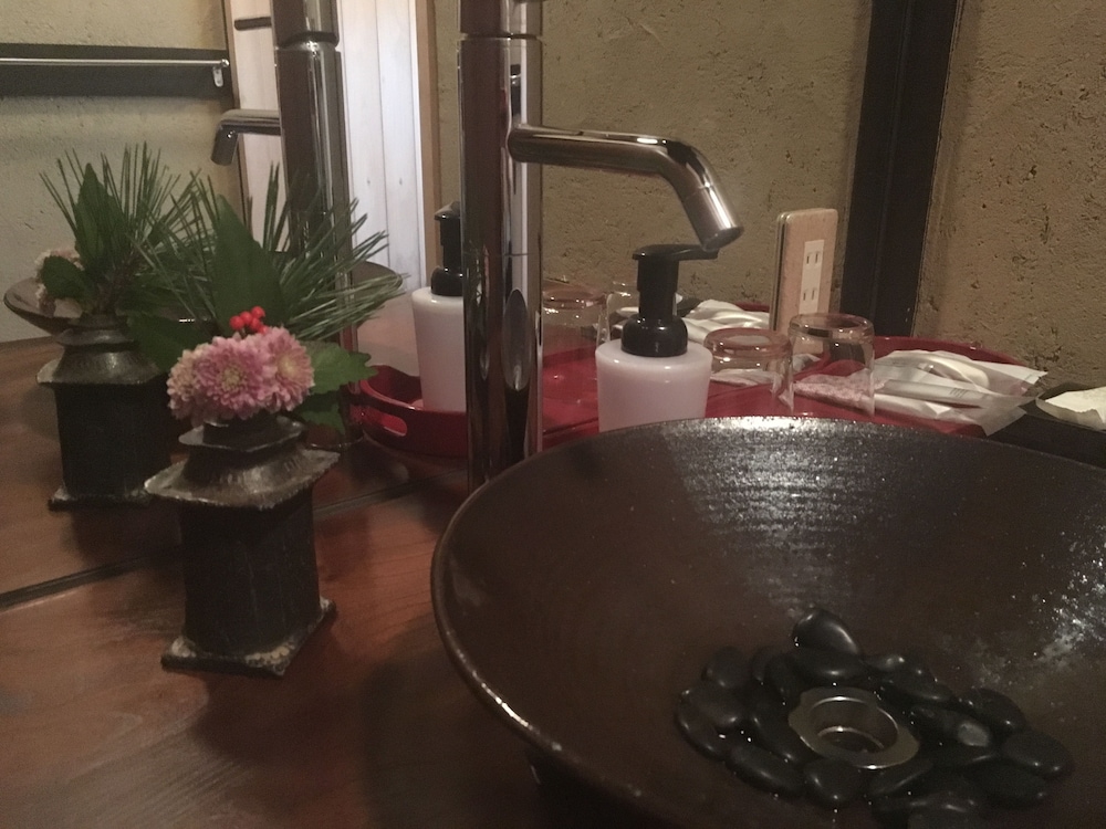 町屋（ヒノキ風呂付き） バスルームのシンク0 | 祇園金瓢