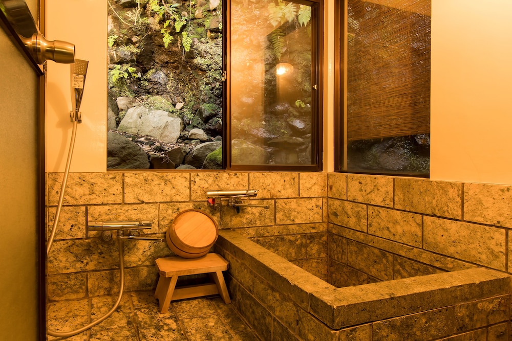 葵 和室 半露天温泉風呂付 バスルーム0 | 離れ 山家荘