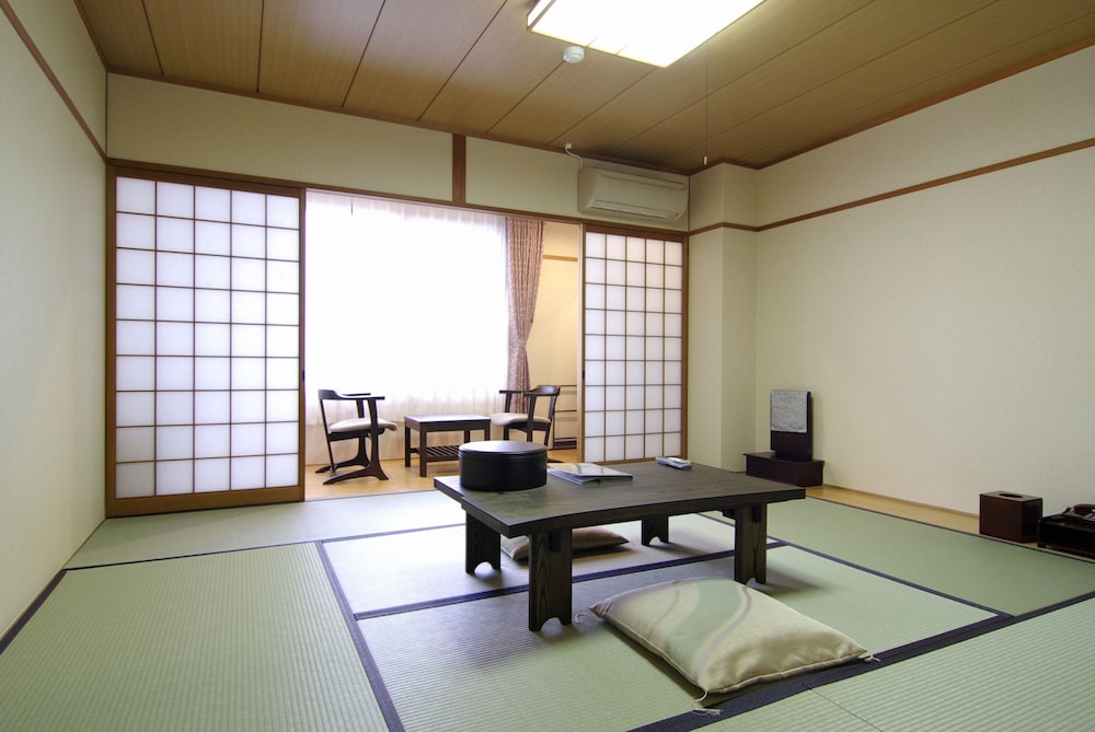 スタンダード ルーム ベッド (複数台) 共用バスルーム (for 2-4 people) | 京都 東山荘