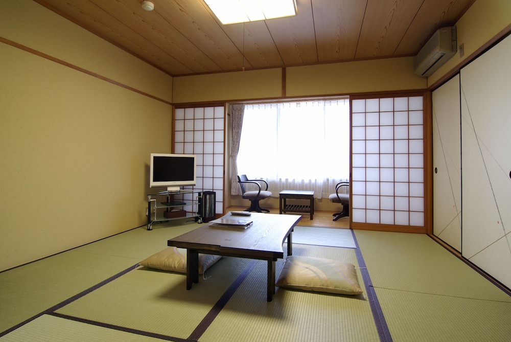 スーペリア ルーム ベッド (複数台) 共用バスルーム (for 2-4 people) | 京都 東山荘
