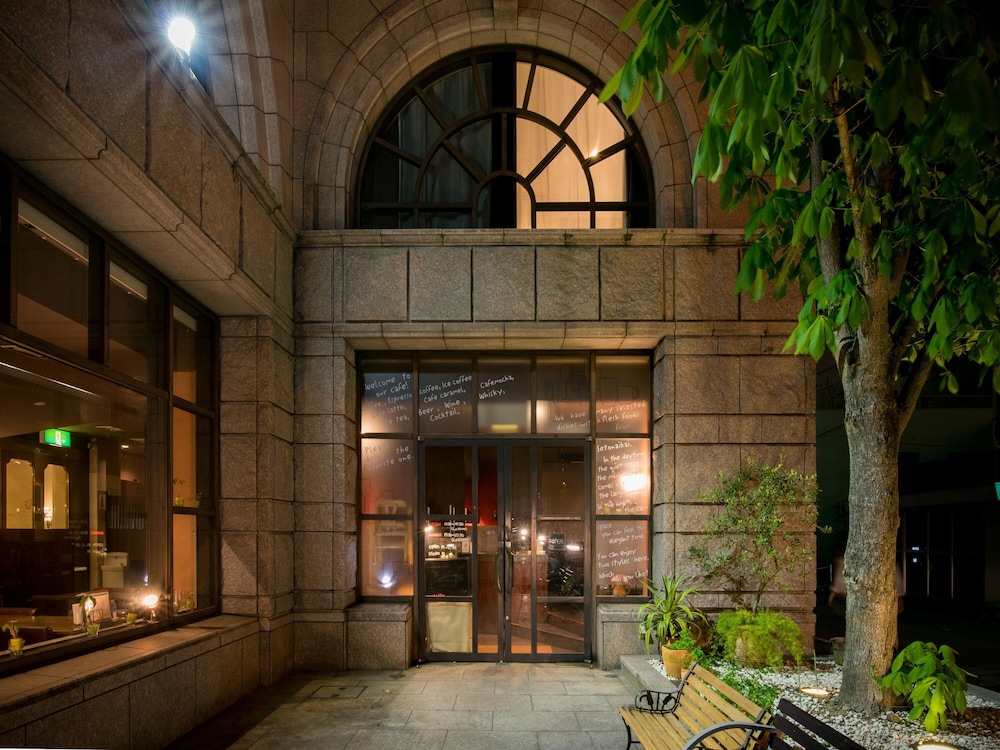 スモール ダブルルーム 喫煙可 (16 ㎡) 客室内のダイニングエリア0 | アパホテル〈松山城西〉