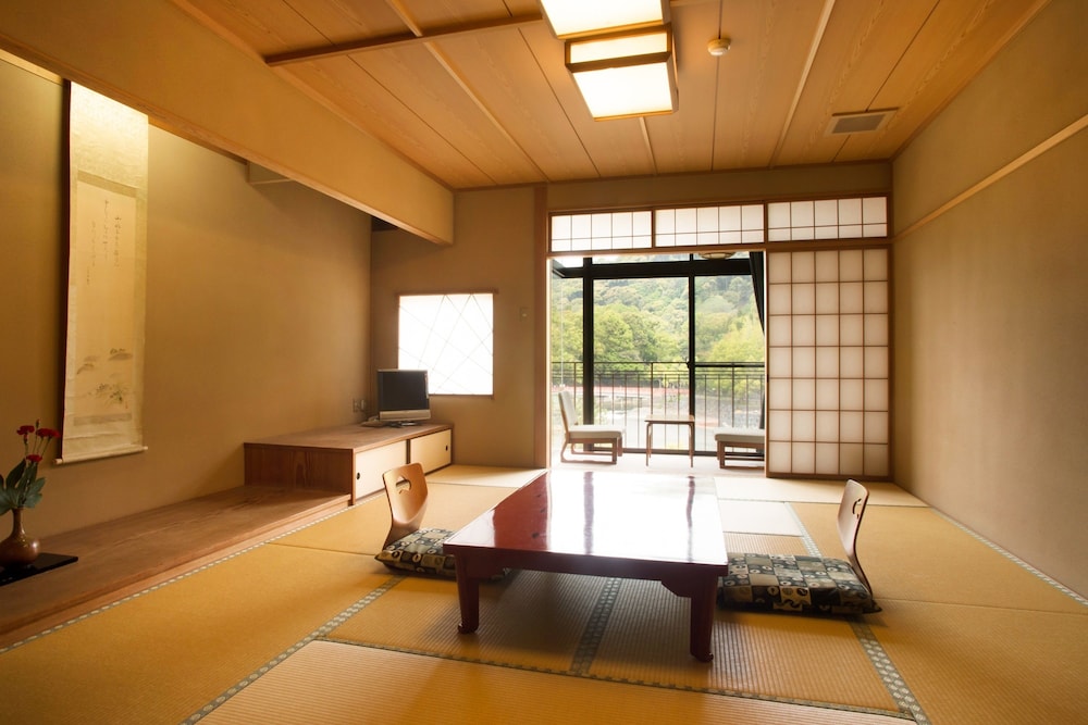 [和室12畳] 宇治川眺望 テラス付和室 (禁煙) 客室1 | 京都宇治 花やしき浮舟園