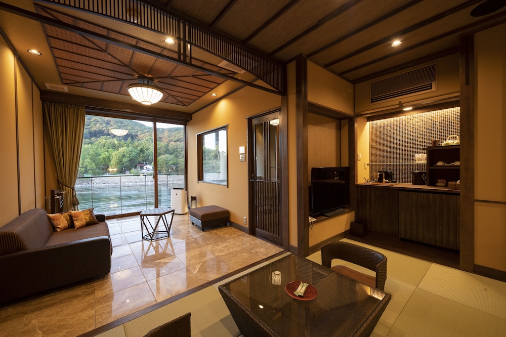 [蘭] 宇治川眺望 半露天風呂付デラックスツイン (禁煙) リビング エリア0 | 京都宇治 花やしき浮舟園