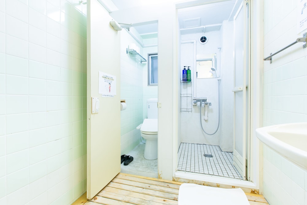 ベーシック ダブルルーム ダブルベッド 1 台 禁煙 共用バスルーム 共用バスルーム1 | 品川宿ゲストハウス＆ツアーズ - ホステル