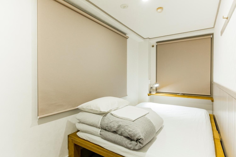 ベーシック ダブルルーム ダブルベッド 1 台 禁煙 共用バスルーム 客室1 | 品川宿ゲストハウス＆ツアーズ - ホステル