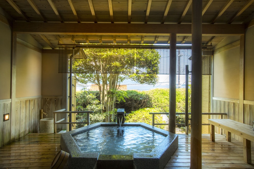 【新・露天風呂付・洋室】〈海側・禁煙客室・42㎡〉 客室15 | ホテル北野屋