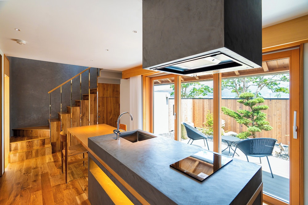 [蒼翠 so-sui] 90m² + ウッドデッキテラス付 (海側·禁煙客室·90m²) 専用キッチン3 | ホテル北野屋