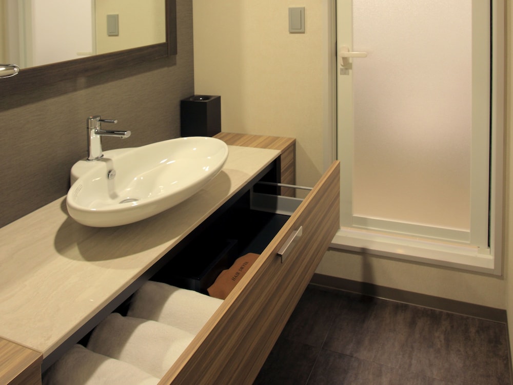 スーペリア トリプルルーム 禁煙　（改修工事：2026年1月5日～9月30日、8:00～18:00に騒音あり） バスルームのシンク0 | ホテル エルシエント京都八条口