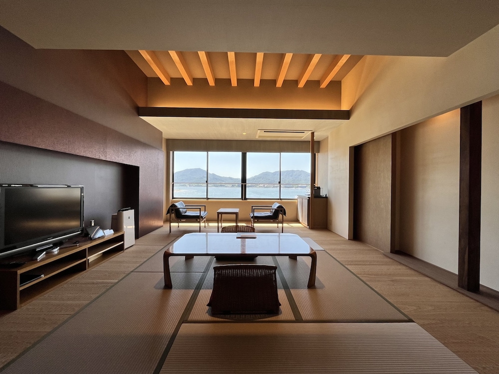 スーペリア ツインルーム　海 客室1 | 厳島いろは