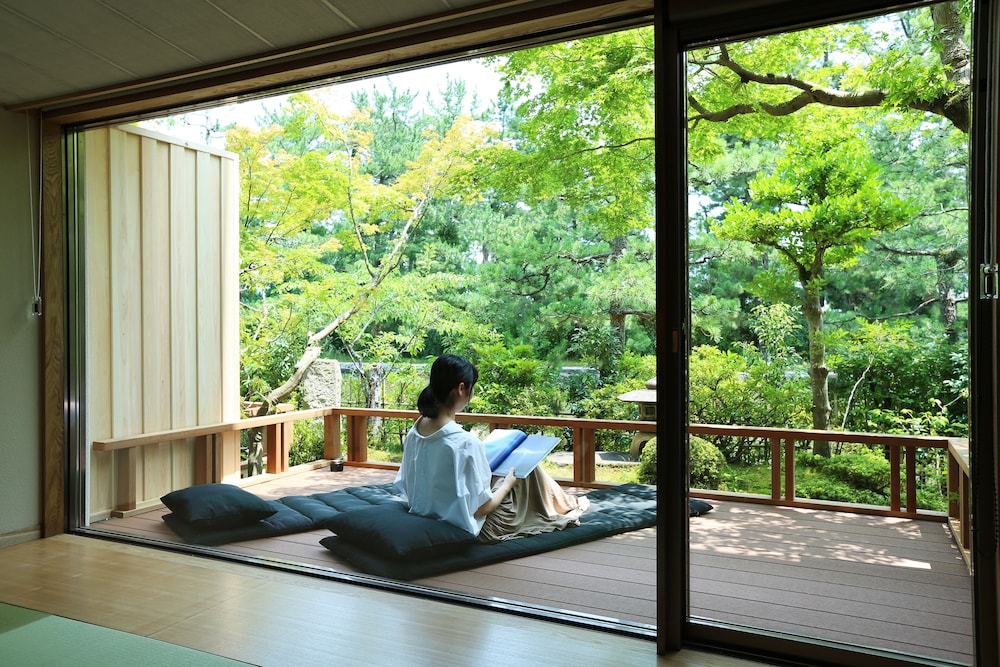 テラス付き 和モダン 客室4 | 文珠荘