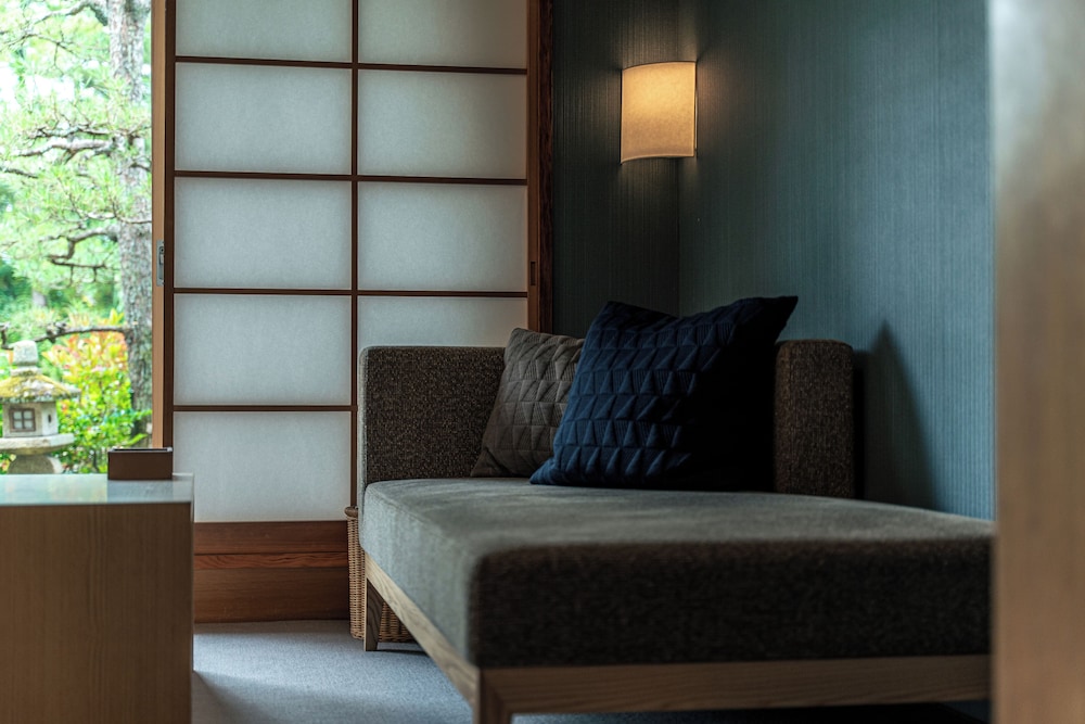 [雪月花] 純和室 10畳 客室2 | 文珠荘