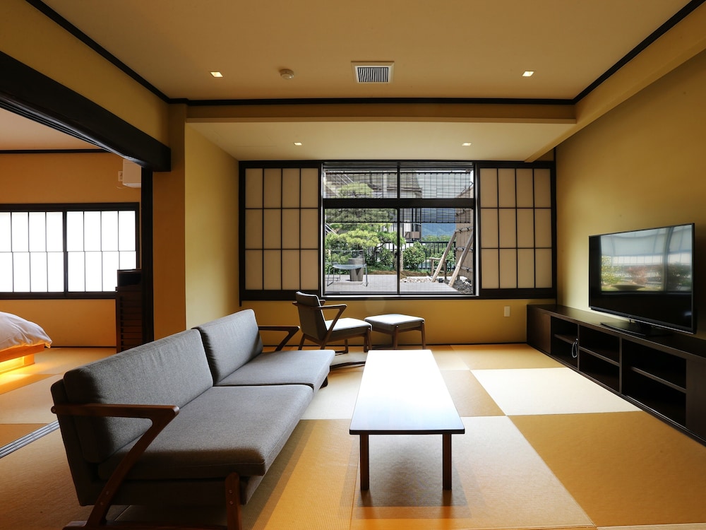 デラックス スイート テラス ガーデンビュー 客室3 | 対橋楼