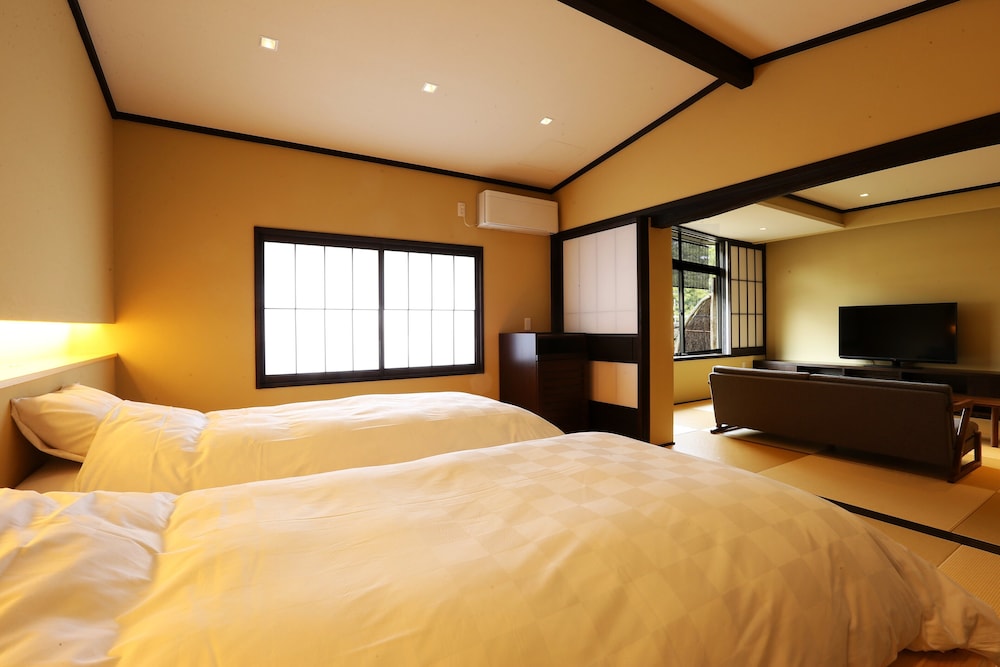 デラックス スイート テラス ガーデンビュー 客室2 | 対橋楼