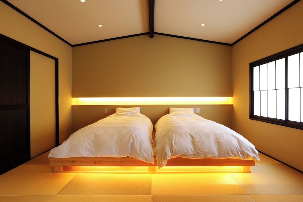 デラックス スイート テラス ガーデンビュー 客室1 | 対橋楼