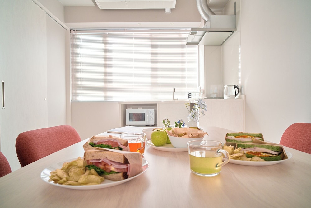 デラックス ツインルーム 客室内のダイニングエリア1 | ホステル カサノダ