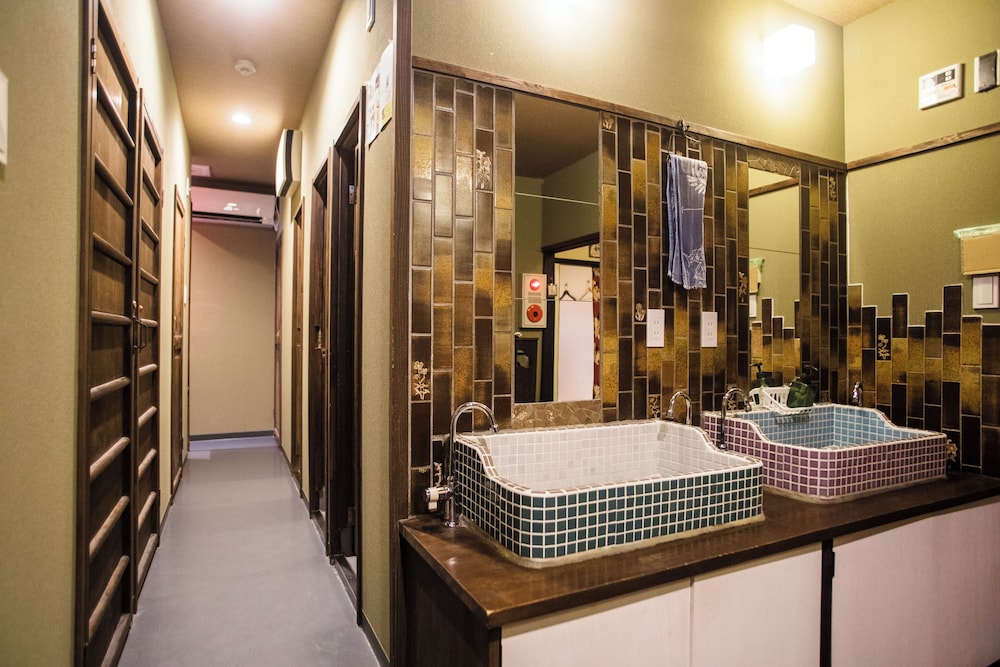 ツインルーム 二段ベッド, 布団2枚まで追加可能 共用バスルーム2 | ゲストハウス由苑