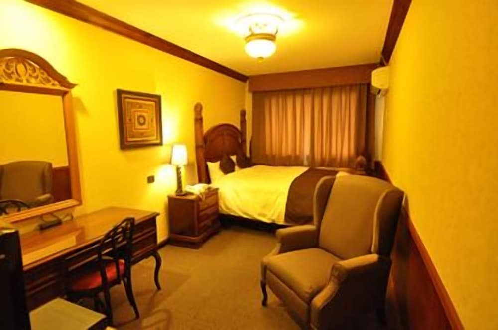 ダブルルーム 喫煙可 リビング エリア0 | ホテルガストフ