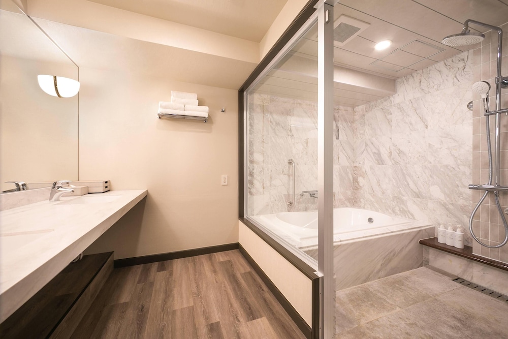 クラブオーシャン 禁煙 (8-13F / 68.4平米） バスルーム1 | オリエンタルホテル 沖縄リゾート & スパ