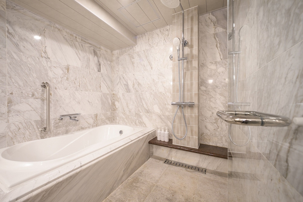 クラブオーシャン 禁煙 (8-13F / 68.4平米） バスルーム0 | オリエンタルホテル 沖縄リゾート & スパ