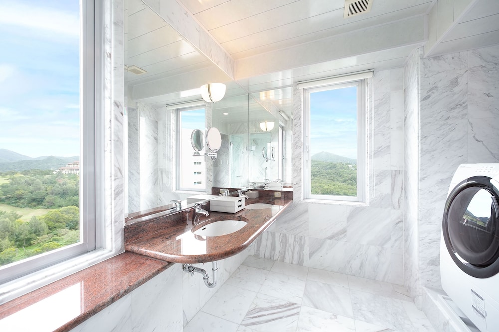 クラブコーナー 禁煙 (8-13F / 64.9平米) バスルーム0 | オリエンタルホテル 沖縄リゾート & スパ