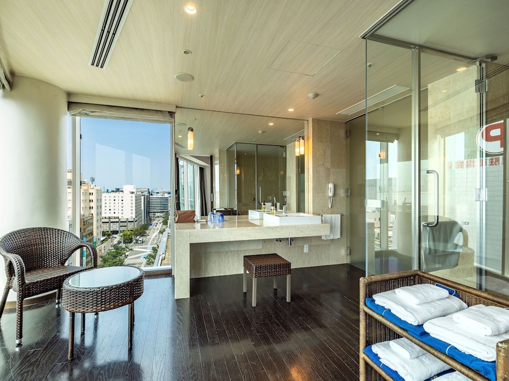 【禁煙】ジュニアスイート/61㎡/140㎝幅ベッド×2台 客室1 | KOKO HOTEL Premier 博多