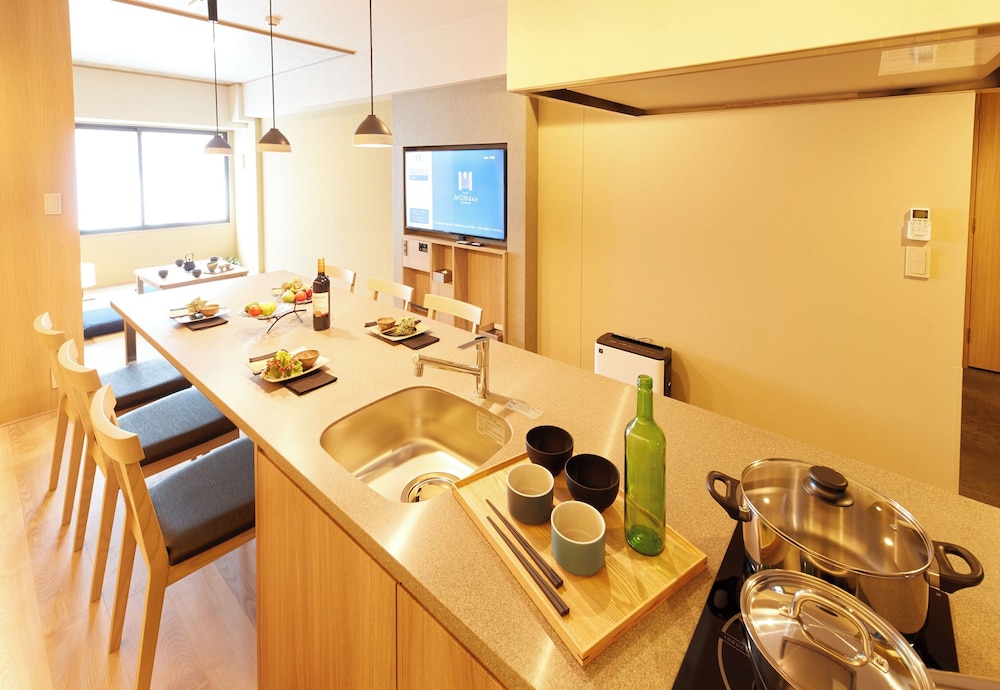 シティビュースィートルーム 禁煙 客室内のダイニングエリア1 | MONday Apart Premium 上野