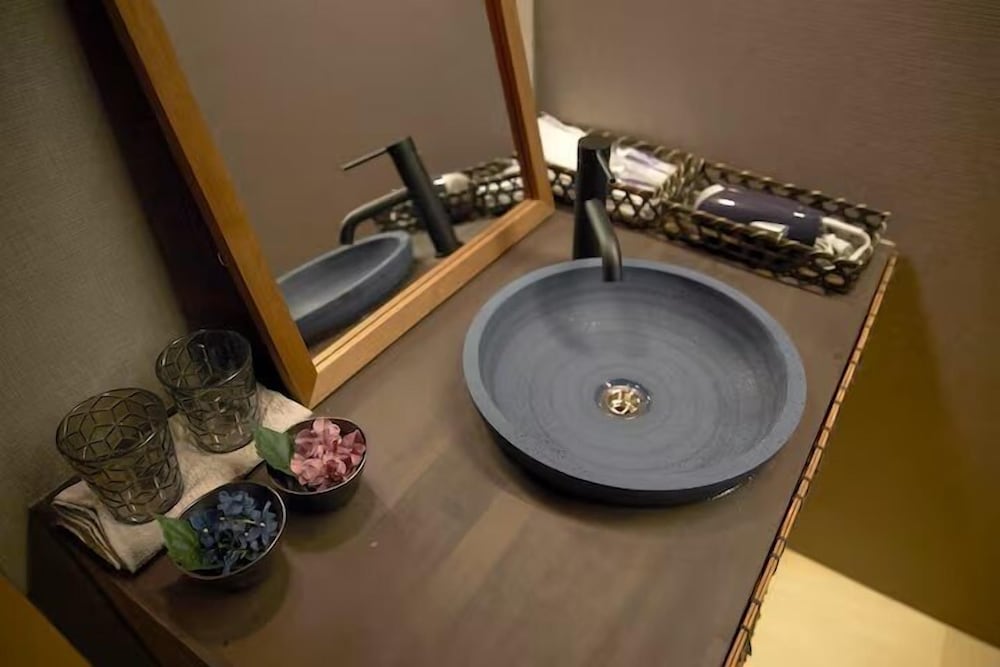 ファミリー ルーム 禁煙 バスルーム1 | おやど紀伊国屋 丸山町