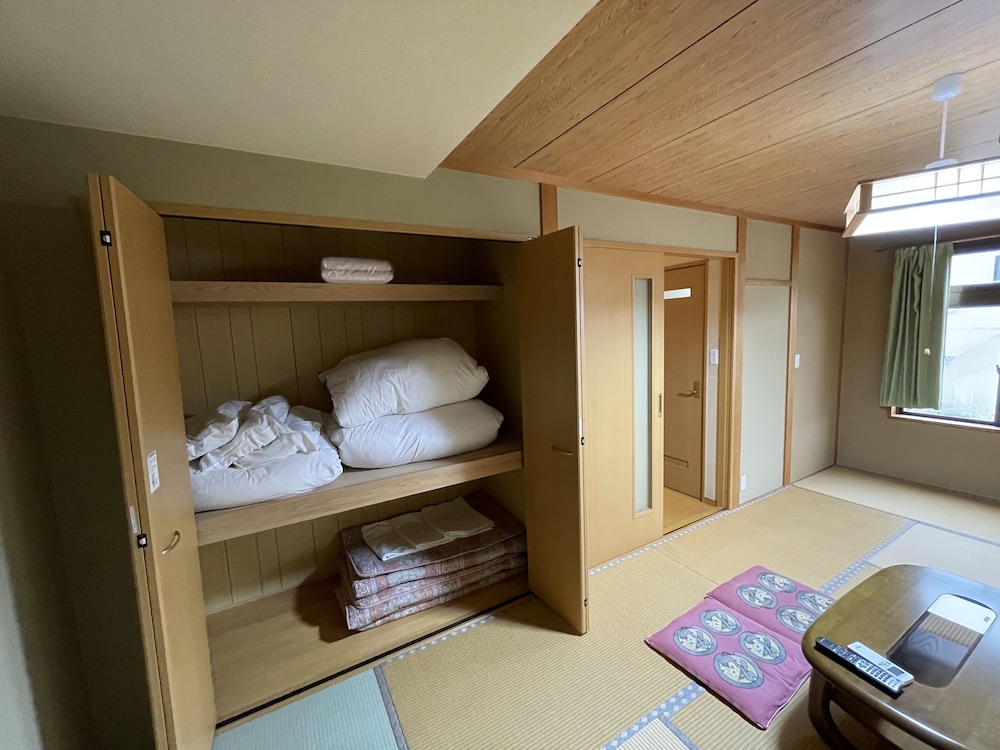 デラックス 4 人部屋 禁煙 客室3 | 犬といっしょ 磯時計