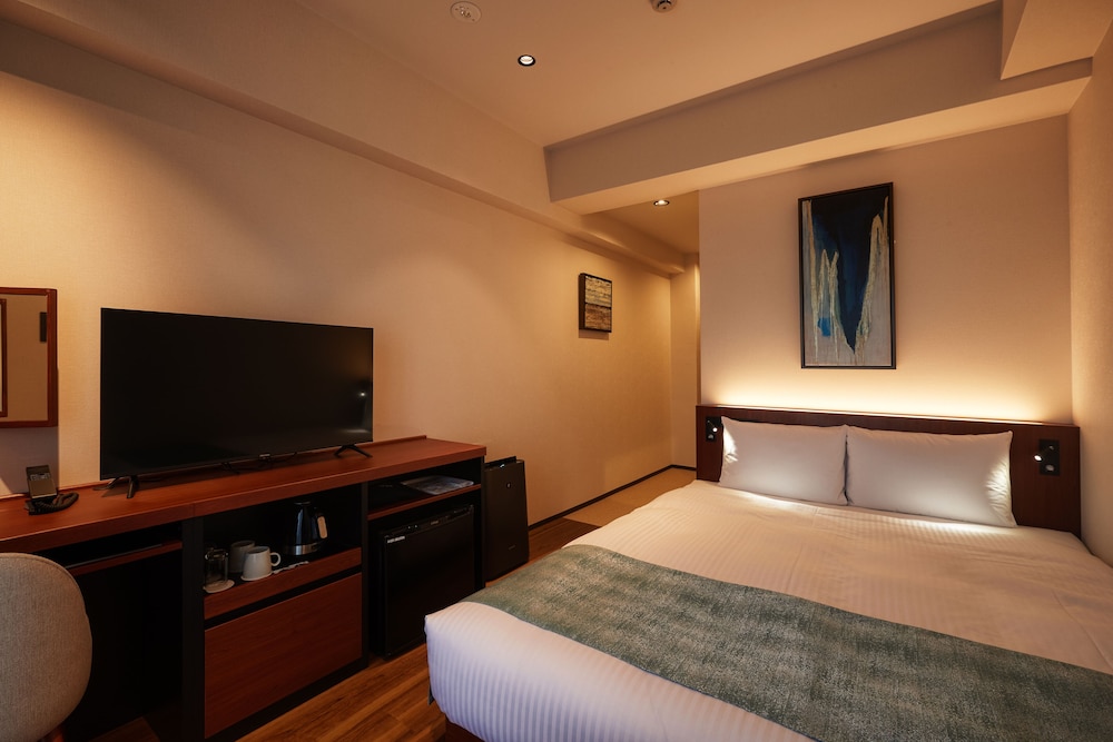 スタンダード ダブルルーム クイーンベッド 1 台 禁煙 客室1 | THE GRAND HOTEL GINOWAN