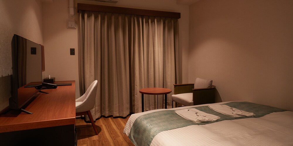 スタンダード ダブルルーム クイーンベッド 1 台 禁煙 客室3 | THE GRAND HOTEL GINOWAN