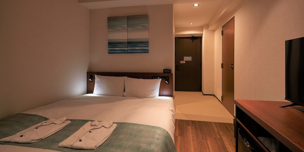 スタンダード ダブルルーム クイーンベッド 1 台 禁煙 客室11 | THE GRAND HOTEL GINOWAN