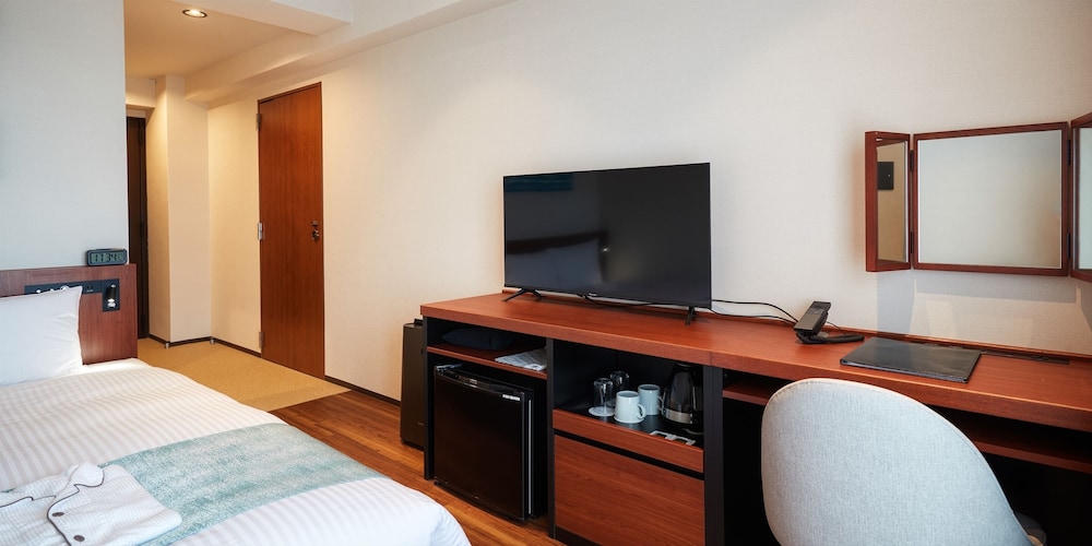 スタンダード ダブルルーム クイーンベッド 1 台 禁煙 客室8 | THE GRAND HOTEL GINOWAN