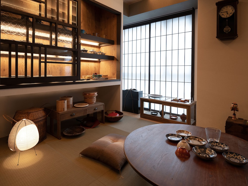 プレミアム2ベッドルームスイート 4人用 禁煙 リビング エリア1 | MIMARU SUITES 京都CENTRAL