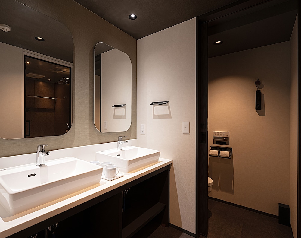 プレミアム2ベッドルームスイート 4人用 禁煙 バスルーム2 | MIMARU SUITES 京都CENTRAL