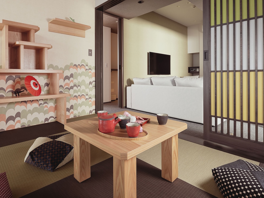 2ベッドルームスイート 4人用 禁煙 リビング エリア1 | MIMARU SUITES 京都CENTRAL