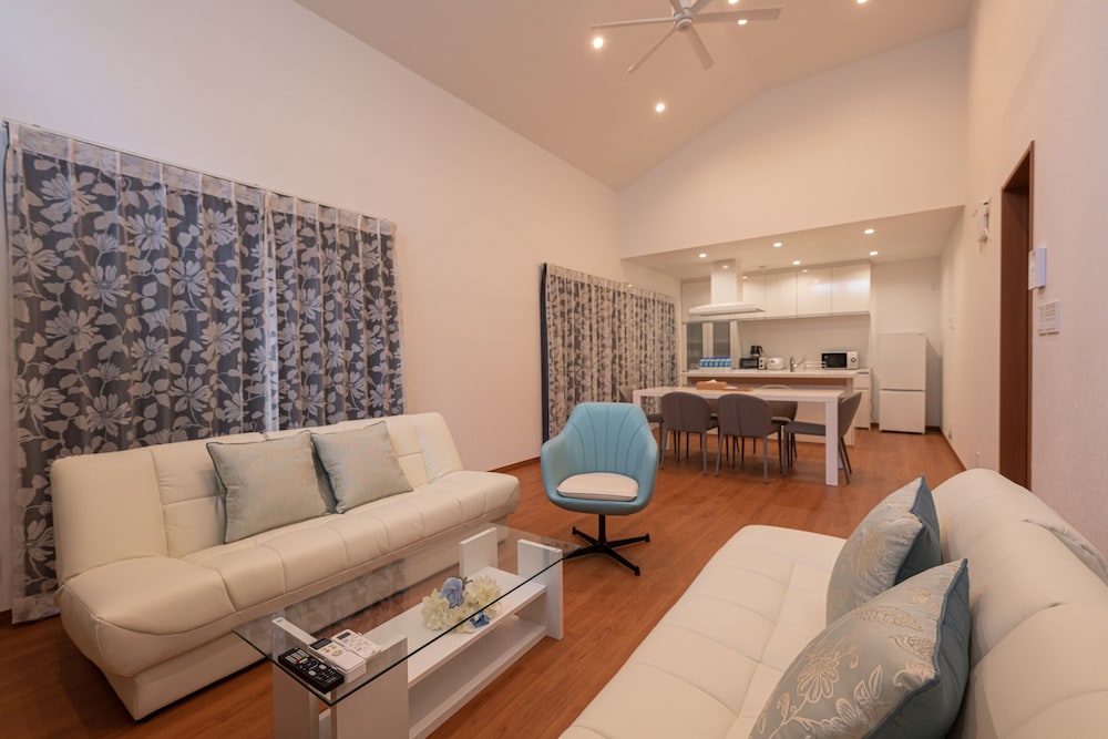 ヴィラ 3 ベッドルーム 禁煙 リビング エリア1 | ヴィラ カプリ 宮古島