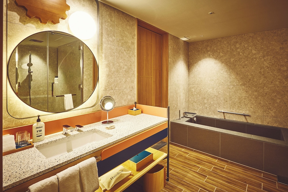 スイート キングベッド 1 台 リバービュー バスルーム1 | ホテルインディゴ犬山有楽苑 by IHG