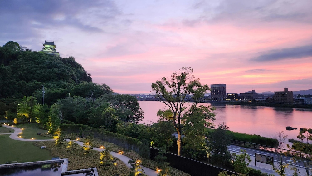 スイート シングルベッド 2 台 コーナー (Castle View) | ホテルインディゴ犬山有楽苑 by IHG