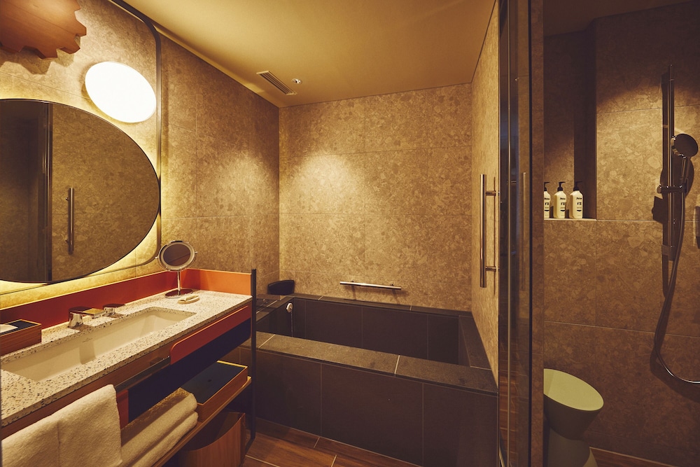 スイート キングベッド 1 台 ガーデンビュー バスルーム0 | ホテルインディゴ犬山有楽苑 by IHG