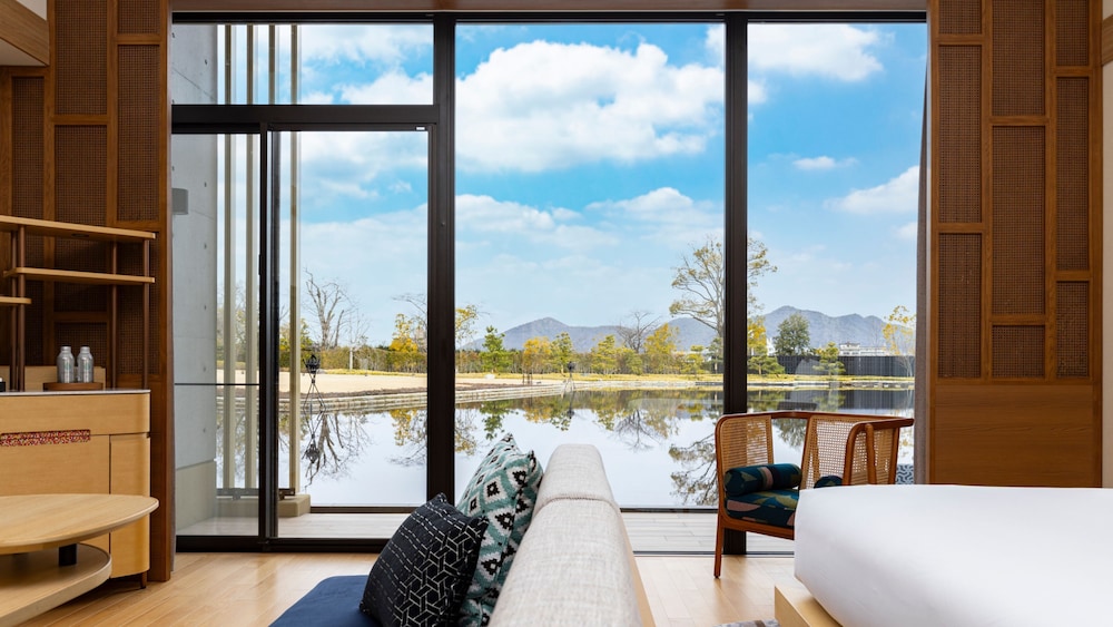 スイート キングベッド 1 台 ガーデンビュー 客室2 | ホテルインディゴ犬山有楽苑 by IHG