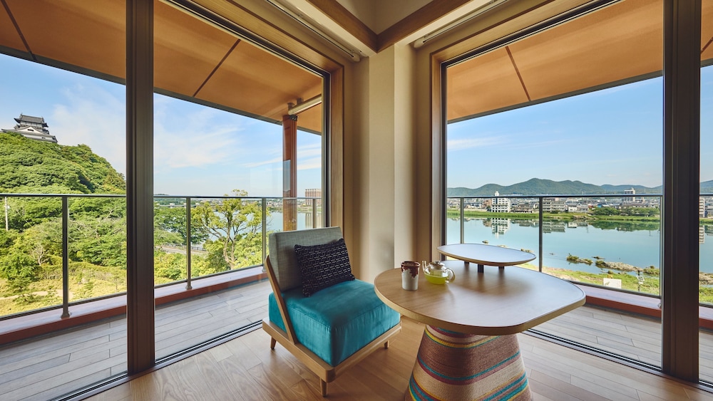 スイート シングルベッド 2 台 コーナー (Castle View) 客室1 | ホテルインディゴ犬山有楽苑 by IHG