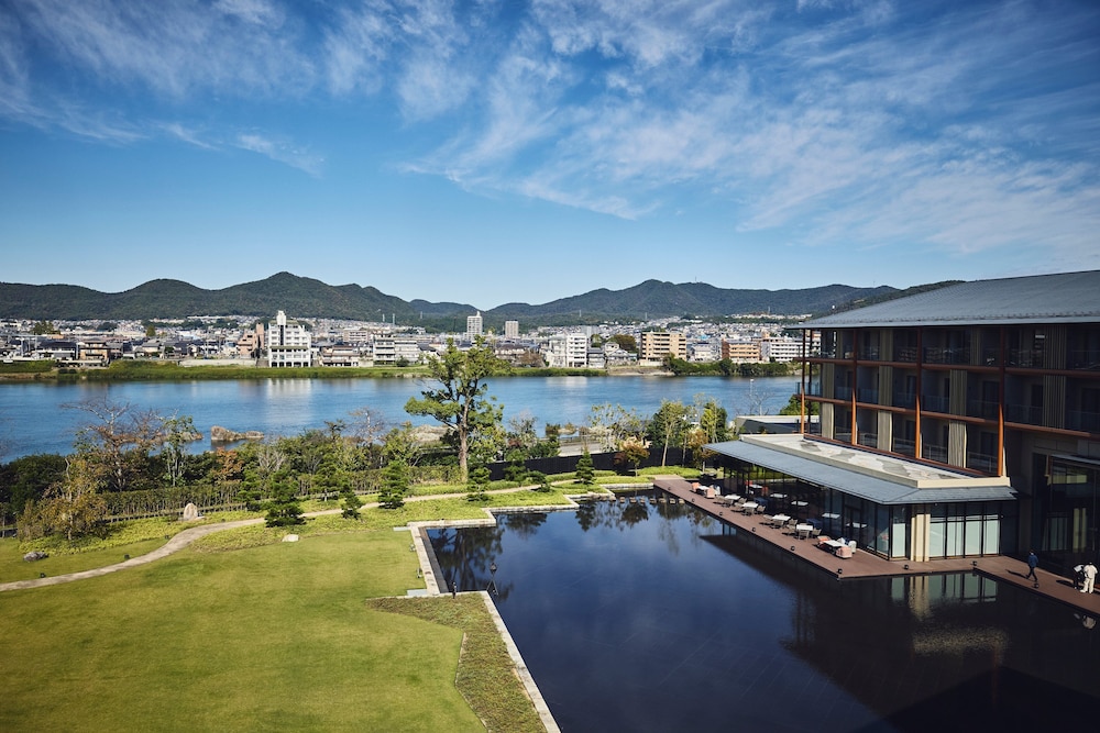 スタンダード ルーム キングベッド 1 台 リバービュー (Furnished Balcony) | ホテルインディゴ犬山有楽苑 by IHG