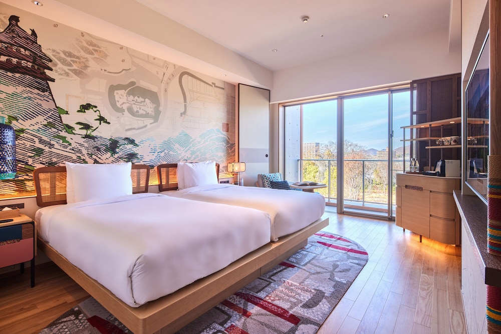 スタンダード ルーム シングルベッド 2 台 リバービュー (Furnished Balcony) 客室1 | ホテルインディゴ犬山有楽苑 by IHG