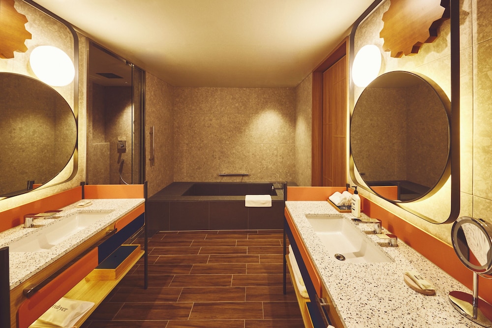 スイート 1 ベッドルーム バルコニー (Furnished Balcony) バスルーム1 | ホテルインディゴ犬山有楽苑 by IHG