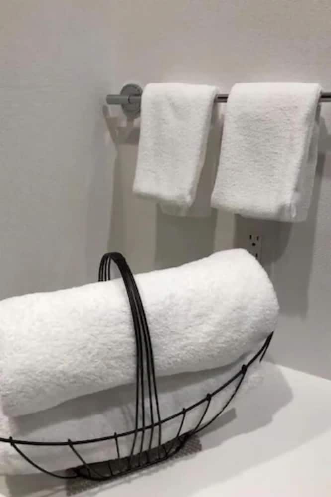 スタンダードダブルルーム ダブルベッド1台 シャワーのみ 禁煙 客室の設備とサービス2 | ゾンクホテル博多