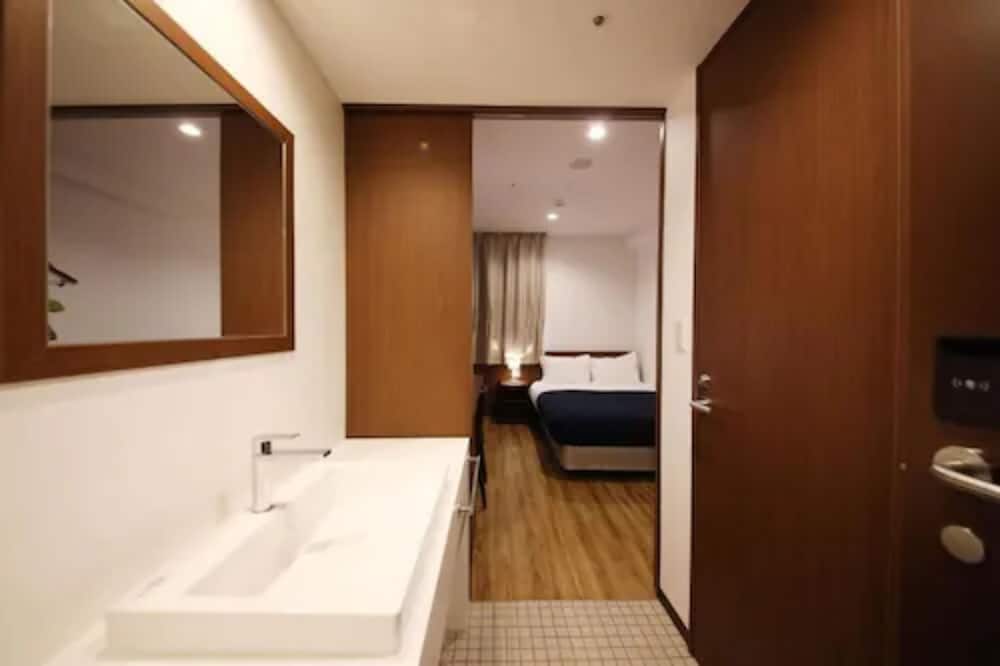 スタンダードダブルルーム ダブルベッド1台 シャワーのみ 禁煙 客室3 | ゾンクホテル博多