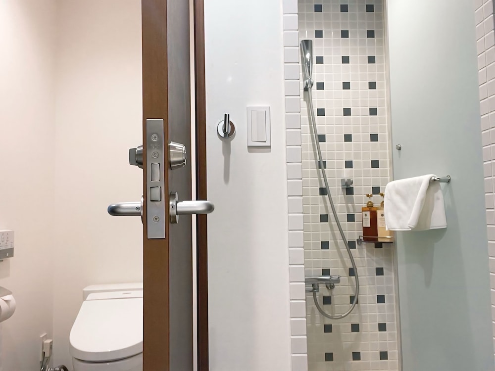 スタンダードダブルルーム ダブルベッド1台 シャワーのみ 禁煙 バスルーム1 | ゾンクホテル博多